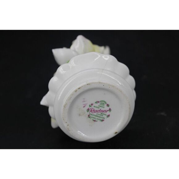 Vintage Radnor Bone China White Floral Bouquet Figurine READ - Picture 9 of 10